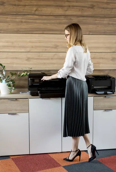 Wanita Bisnis Muda Yang Bekerja Kantor Oleh Printer — Stok Foto