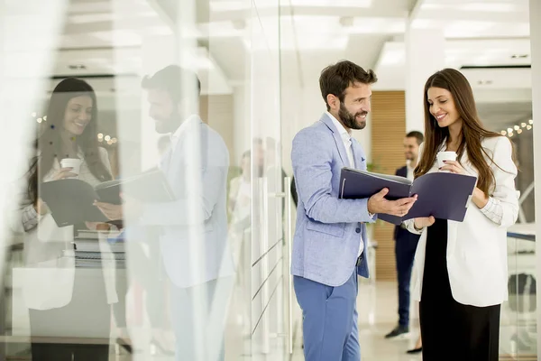 Pareja Joven Discutiendo Sobre Negocios Oficina Moderna — Foto de Stock