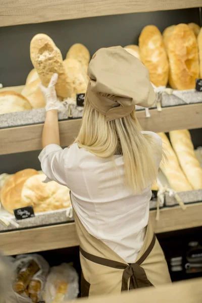 Jolie Jeune Femme Vendant Pain Frais Boulangerie — Photo