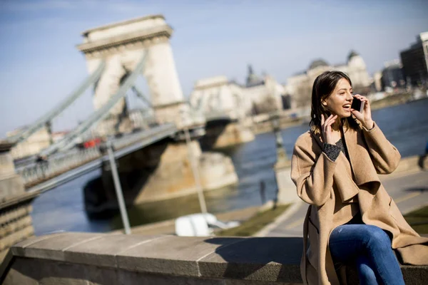 Młoda Kobieta Przy Użyciu Telefonu Komórkowego Chain Bridge Tle Budapest — Zdjęcie stockowe