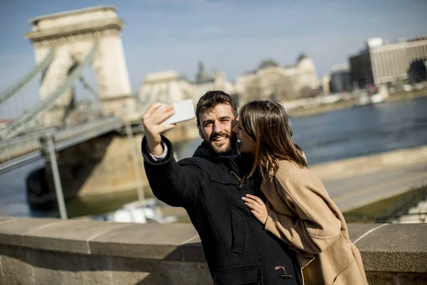 Portrait Couple Amoureux Prenant Selfie Milieu Urbain — Photo