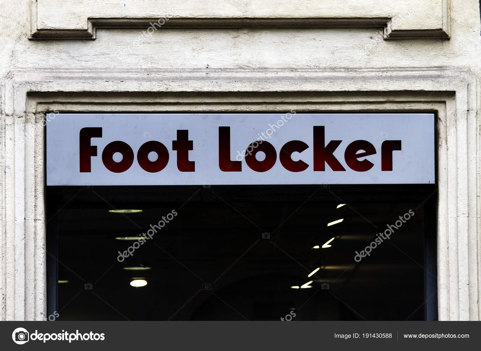Catanie Italie Avril 2014 Détail Magasin Foot Locker ...