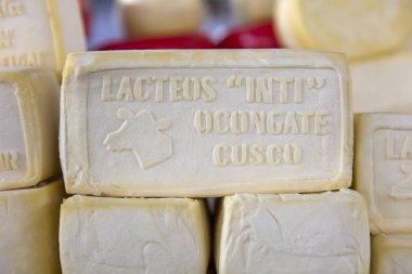 Cusco, Peru - 2 Ocak 2018: Cusco, Peru için San Pedro piyasada yerel süt ürünleri. Cusco, Puno ve: Cajamarca, Peru Sierra 720 süt çiftlikleri vardır.
