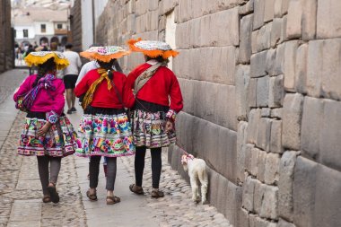 Cusco, Peru - 1 Ocak 2018: Cusco, Peru Caddesi'nde kimliği belirsiz kadın. Tüm şehir Cusco 1983 yılında UNESCO Dünya Miras Listesi tayin edilen.