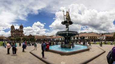 Cusco, Peru - 1 Ocak 2018: Cusco, Peru Caddesi'nde kimliği belirsiz insanlar. Tüm şehir Cusco 1983 yılında UNESCO Dünya Miras Listesi tayin edilen.