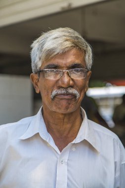 Galle, Sri Lanka - 24 Ocak 2014: tanımlanamayan adam sokakta Galle, Sri Lanka. 100.000 kişi, Galle Sri Lanka 9 en kalabalık şehri olduğunu.