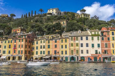 Portofino, İtalya - 12 Mart 2018: Portofino, İtalya, geleneksel yapılar. Portofino İtalyan Rivierası en popüler resort şehirlerinden biridir