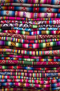 Cusco, Peru için piyasada renkli geleneksel Perulu kumaşlar