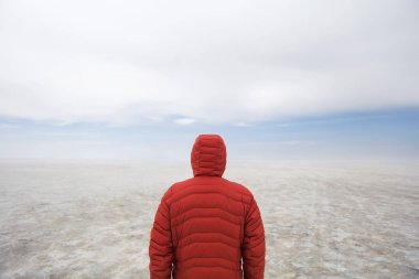Salar de uyuni, kış kapüşonlu ceket genç adam tuz düz Bolivya
