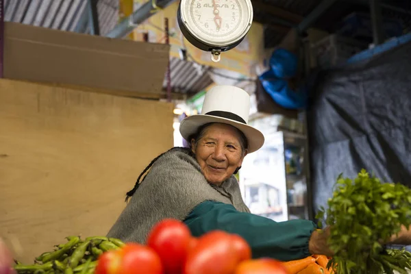 秘鲁库斯科 2018年1月2日 秘鲁库斯科的圣佩德罗市场上的身份不明的妇女 市场在秘鲁今天的文化中扮演非常重要的角色 — 图库照片