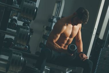 Eğitim salonunda yakışıklı genç