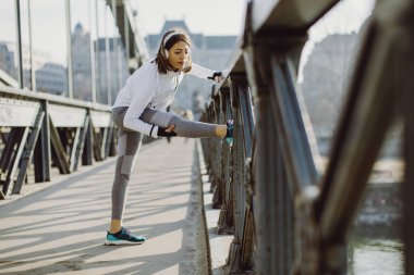 Genç sporcumuz uzanan ve açık çalıştırılmaya hazırlanıyor