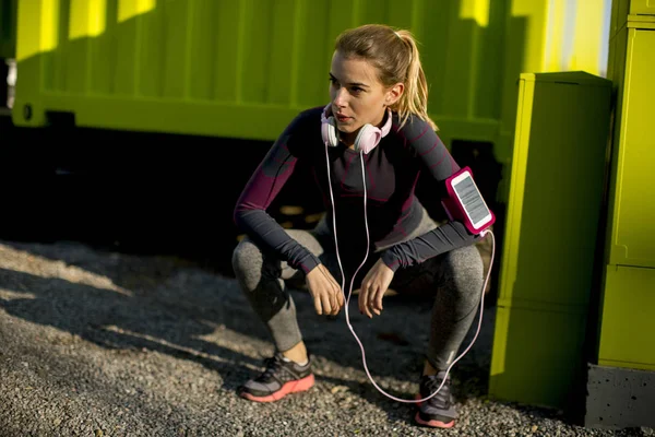 Aantrekkelijke Vrouwelijke Atleet Nemen Pauze Het Joggen Buiten — Stockfoto