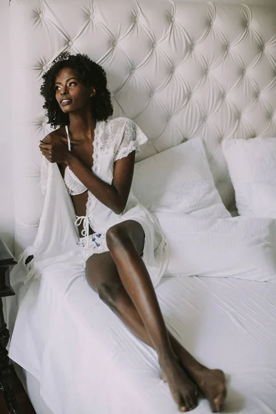 침대에 포즈에 아프리카계 미국인 — 스톡 사진