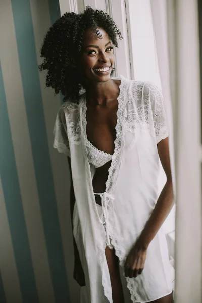 Ganska Unga Afroamerikanska Kvinna Poserar Rummet Genom Fönstret — Stockfoto