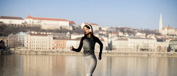 Kvinna Sportkläder Körs Donau Floden Strandpromenaden Budapest Ungern — Stockfoto