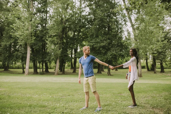 Hermosa Joven Pareja Multirracial Parque Verano — Foto de Stock