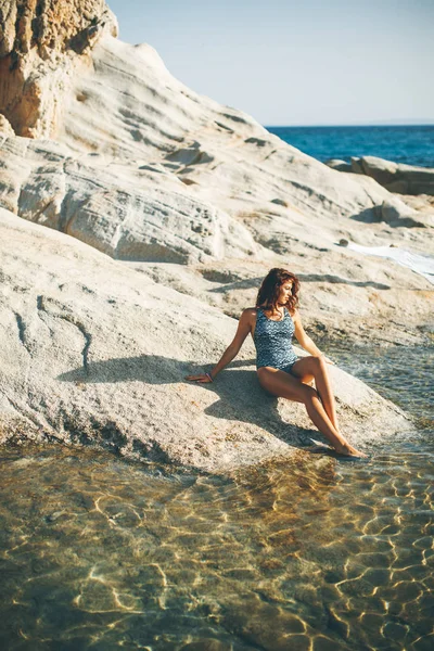 Pretty Young Woman Sitting Rocks Beach — Stock Photo, Image