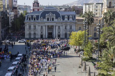 Santiago De Chile, Şili - 16 Ocak 2018: Santiago de Chile sırasında Caddesi'nde kimliği belirsiz kişi Papa Francis ziyaret edin. Şili'deki dört gün yaptığı ziyaret sırasında Papa'nın Santiago, Iquique ve Temuco ziyaret etti.