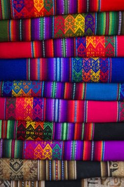 Cusco, Peru için piyasada renkli geleneksel Perulu kumaşlar