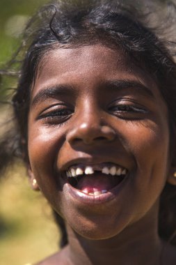 Matara, Sri Lanka - 25 Ocak 2014: tanımlanamayan kız Matara, Sri Lanka dan. 2012 verilere dayanarak, Matara %24,9 nüfusu 14 yaşından daha genç.