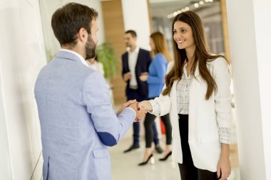 Ofiste tokalaşırken genç iş adamları