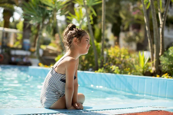 Linda Niña Piscina Día Soleado Verano — Foto de Stock