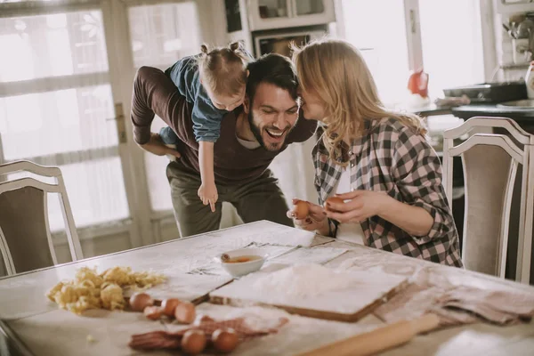 パスタを作ると自宅の台所で楽しい幸せな家族 — ストック写真