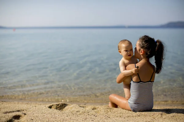 Śliczne Małe Siostry Siedząc Plaży Lato — Zdjęcie stockowe