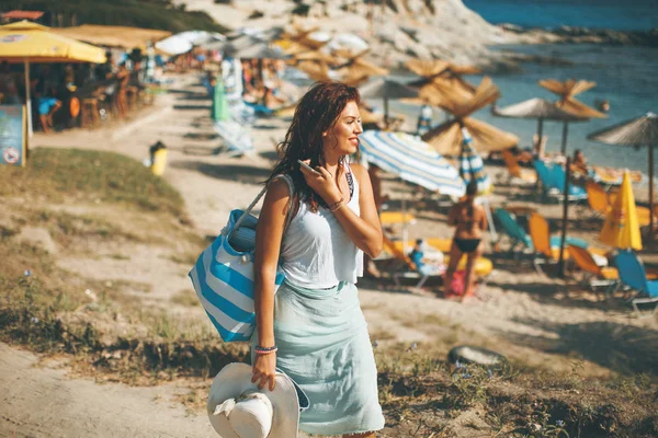 Mujer Joven Bonita Con Una Bolsa Playa Soleado Día Verano — Foto de Stock