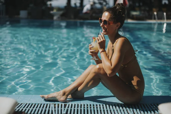 Genç Güzel Kadın Kokteyl Ile Yüzme Havuzu Tarafından — Stok fotoğraf
