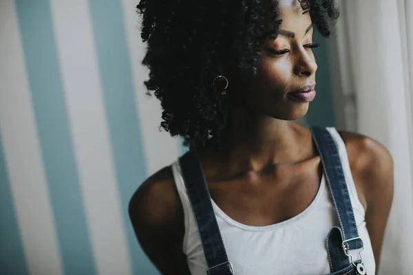 Pretty Young African American Woman Posing Jeans Trousers Wall Room — Stock Photo, Image