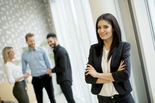 Empresaria Pie Con Los Brazos Cruzados — Foto de Stock