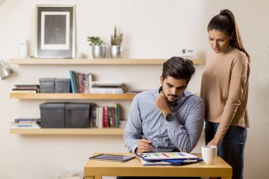 Genç iş çift iş sonuçlarını çözümleme