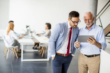 Office dijital tablet ile işadamları portresi