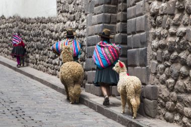 Cusco, Peru - 1 Ocak 2018: Cusco, Peru Caddesi'nde kimliği belirsiz kadın. Tüm şehir Cusco 1983 yılında UNESCO Dünya Miras Listesi tayin edilen.