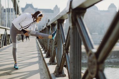 Genç sporcumuz uzanan ve açık çalıştırılmaya hazırlanıyor