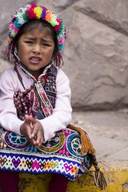 Cusco, Peru - 31 Aralık 2017: Cusco, Peru sokaktaki tanımlanamayan kız. Cusco nüfusun neredeyse % 29 daha az 14 yıl var.