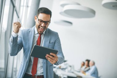 Office dijital tablet ile genç işadamı portresi