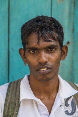 Galle, Sri Lanka - 24 Ocak 2014: tanımlanamayan adam sokakta Galle, Sri Lanka. 100.000 kişi, Galle Sri Lanka 9 en kalabalık şehri olduğunu.