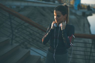 Çekici genç kadın atlet açık havada koşu sonra mola