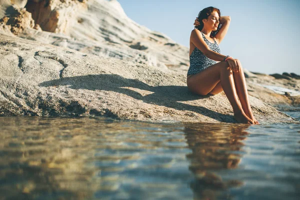 Jolie Jeune Femme Assise Sur Les Rochers Plage — Photo