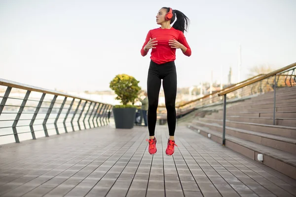 Genç ve güzel kadın dışarıda egzersiz, görüntüleme