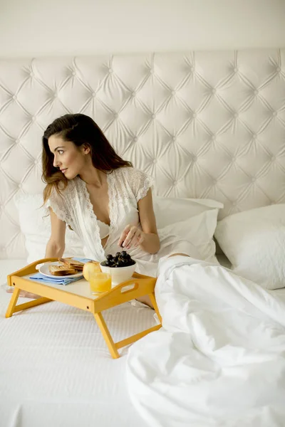 Mooie Jonge Vrouw Met Een Ontbijt Het Bed Slaapkamer — Stockfoto