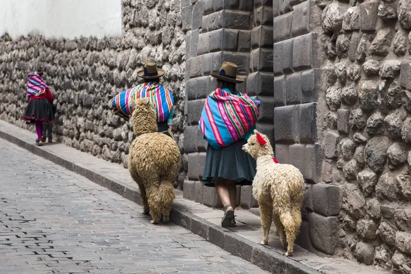 Cusco, Peru - 1 Ocak 2018: Cusco, Peru Caddesi'nde kimliği belirsiz kadın. Tüm şehir Cusco 1983 yılında UNESCO Dünya Miras Listesi tayin edilen.