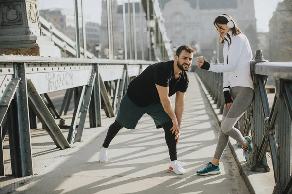 Joven Pareja Guapa Tienen Formación Medio Ambiente Urbano Día Soleado — Foto de Stock