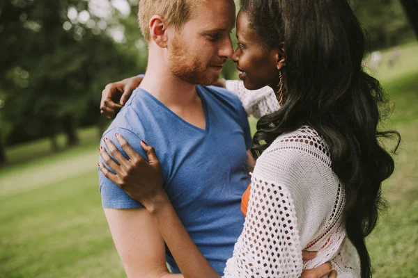 Gelukkige Jonge Mooie Multiraciale Paar Het Park Een Zomerdag — Stockfoto