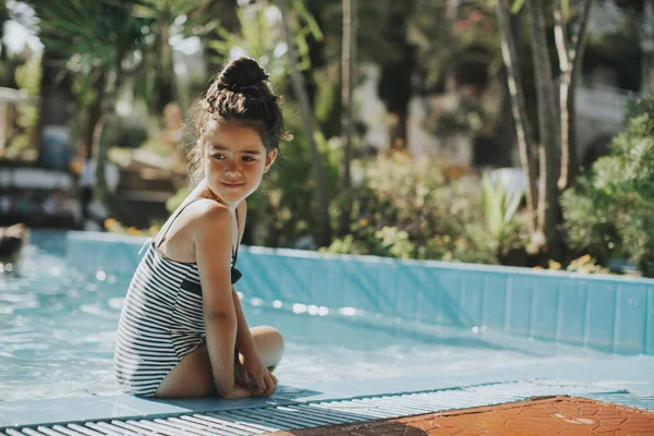 Linda Niña Piscina Día Soleado Verano — Foto de Stock