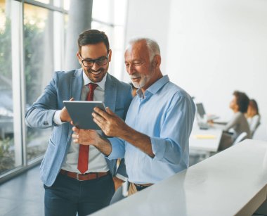 Office dijital tablet ile işadamları portresi