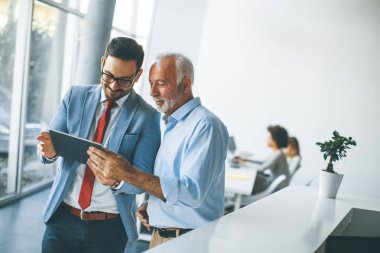 Office dijital tablet ile işadamları portresi